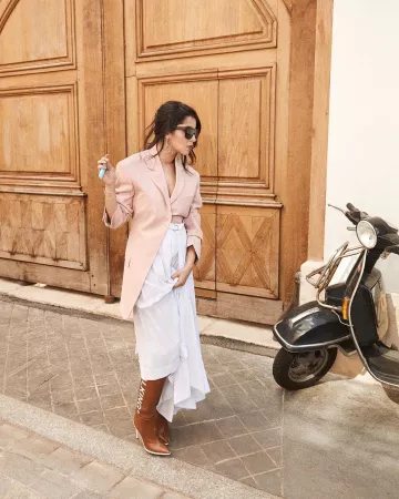 The blazer pink oversize worn by Leïla Bekhti on the account Instagram of @leilabekhti