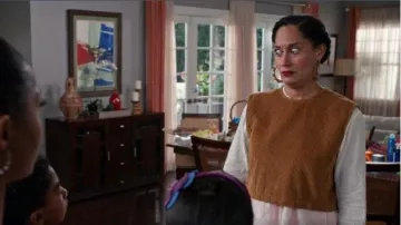 Rachel Comey Velours Crop Top porté par arc-en-ciel Johnson (Tracee Ellis Ross), en black-ish Saison 02 Episode 21