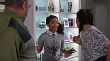 Merona à la Cible Reine des Abeilles Chandails portés par Zoey Johnson (Yara Shahidi), en black-ish Saison 02 Episode 21