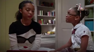 Alice + Olivia Stace visage chandail porté par Zoey Johnson (Yara Shahidi), en black-ish Saison 2 Épisode 18
