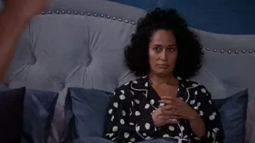 Tres pijamas de lunares J NYC Black And White usados por Rainbow Johnson (Tracee Ellis Ross) en negro Temporada 02 Episodio 22