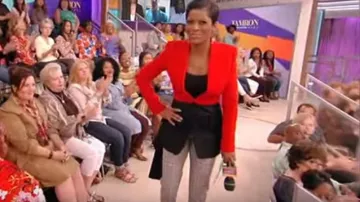 Alexander McQueen Chaqueta de cortina militar bicolor usada por Tamron Hall en Tamron Hall 1 de octubre de 2019