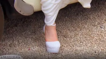 Les chaussures à perles de couleur blanche argent que porte une candidate dans l'émission 4 mariages pour 1 lune de miel du 27/09/2019