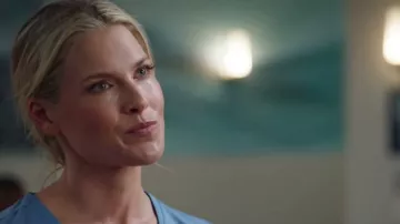 Gommages médicaux uniformes portés par Janice (Ali Larter) dans La première Saison 2 Épisode 2