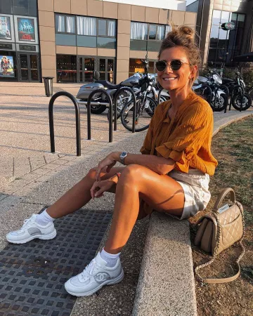 Le haut moutarde avec noeud porté par Anne-So sur le compte Instagram de @larmoiredesoso