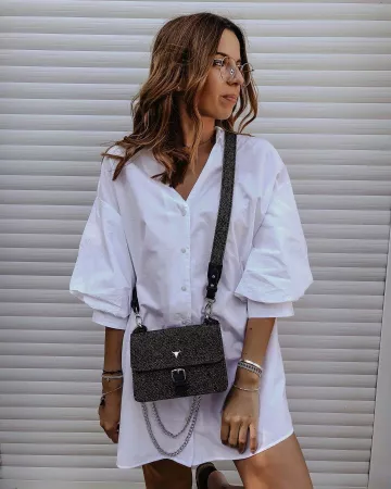 Le Sac à main gris chiné Le Petit Cartel porté par Romane sur le compte Instagram de @romaneborne