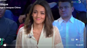 The shirt ecru yoke in lace on the shoulders of Meriem Amellal in C policy the 29.09.2019