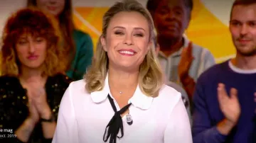 The shirt right fluid, collar ruffled and Isabelle Moreau in The Info of the true The Mag 01.10.2019