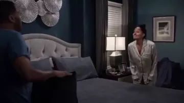 Pijama estampado de seda y satén de Olivia von Halle usado por Rainbow Johnson (Tracee Ellis Ross) en negro S2E19