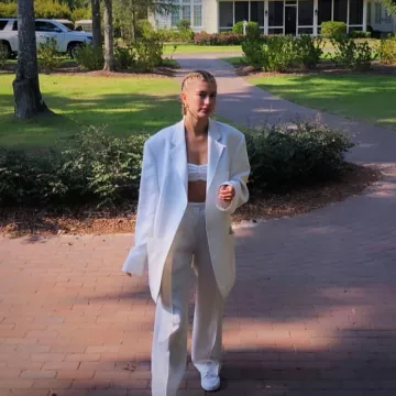 Jacquemus Blanc La Veste Blazer porté par Hailey Baldwin Caroline du Sud le 1er octobre 2019