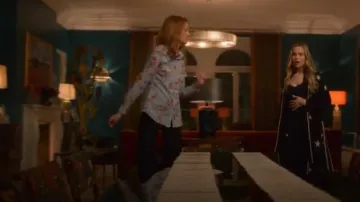Hawes & Curtis bleu et blanc floral semi équipée shirt porté par Gemma (Zoe Boyle) dans Quatre Mariages et un Enterrement Saison 1 Épisode 2