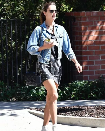 Lee Rider Veste en jean porté par Alessandra Ambrosio Brentwood le 30 septembre 2019