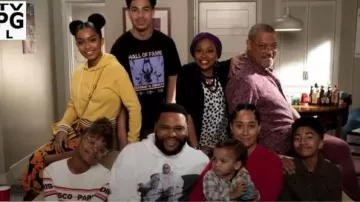 Topshop Linéaire Floral Midi Jupe portée par Zoey Johnson (Yara Shahidi) comme on le voit sur le black-ish Saison 6 Épisode 1