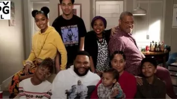 Produit Discothèque de paris, le Coton, le Pull porté par Diane Johnson (Carol Martin) comme on le voit sur le black-ish Saison 6 Épisode 1