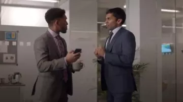 Hugo Boss Dark Blue C-Huge Virgin Wool Slim Fit Suit Jacket usado por Kash (Nikesh Patel) en Cuatro bodas y un funeral Temporada 1 Episodio 3