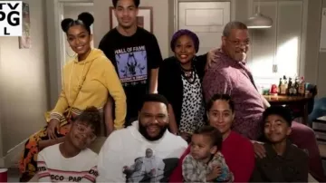 R13 Biggie Canapé Capuche en Blanc porté par Andre "Dre' Johnson (Anthony Anderson) comme on le voit sur le black-ish Saison 6 Épisode 1