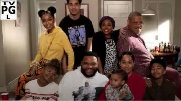 Helmut Lang Recadrée Pull en Cachemire porté par arc-en-ciel Johnson (Tracee Ellis Ross) comme on le voit sur le black-ish Saison 6 Épisode 1