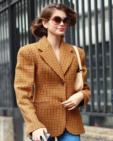 Por lejos Rachel Croc Effect Bolso de hombro de cuero usado por Kaia Jordan Gerber París 1 de octubre de 2019