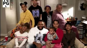 Marc Jacobs Recadrée Track Pantalon porté par arc-en-ciel Johnson (Tracee Ellis Ross) comme on le voit sur le black-ish Saison 6 Épisode 1