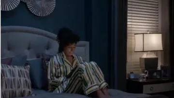 Olivia Von Halle Lila 1977 soie ensemble de pyjama porté par arc-en-ciel Johnson (Tracee Ellis Ross), en black-ish Saison 6 Épisode 1