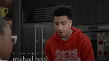 Kenzo Brodé Tigre Coton Hoodie, portés par Andre Johnson, Jr (Marcus Scribner), en black-ish Saison 6 Épisode 1