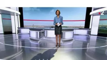 Falda lápiz corta de cuero negro de Leïla Kaddour-Boudadi en Journal a la 1 p.m. el 29.09.2019