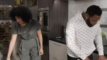 Dries Van Noten Femmes à Manches Courtes en Laine à fines Rayures Supérieur porté par arc-en-ciel Johnson (Tracee Ellis Ross), en black-ish Saison 6 Épisode 2