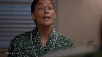Olivia von Halle de la Capacité de danger Léopard longue robe de soie porté par arc-en-ciel Johnson (Tracee Ellis Ross), en black-ish Saison 6 Épisode 2