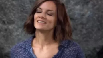 Bella Dahl Hipster floral shirt porté par Elizabeth Webber (Rebecca Herbst) sur l'Hôpital Général le 1er octobre 2019