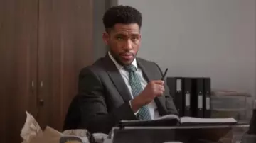 Hawes & Curtis Men's Formal blue & pink multi stripe slim fit shirt usado por Craig (Brandon Mychal Smith) en Four Weddings and a Funeral Season 1 Episode 4