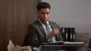 Richard James Mayfair Chaqueta de traje de franela de lana gris usada por Craig (Brandon Mychal Smith) en Four Weddings and a Funeral Temporada 1 Episodio 4