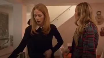 Claudie Pierlot Noir Madame Cavalier porté par Gemma (Zoe Boyle) dans Quatre Mariages et un Enterrement Saison 1 Épisode 4