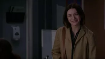 Rag & Bone Bouton Noir austin shirt porté par le Dr Amelia Shepherd (Caterina Scorsone) dans grey's Anatomy Saison 16 Épisode 01