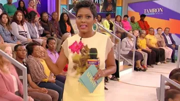 Blusa de seda floral con superposición de malla Dries Van Noten usada por Tamron Hall en Tamron Hall Show 2 de octubre de 2019