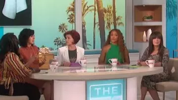 Vestido de Joie Aja usado por Marie Osmond en The Talk 2 de octubre de 2019