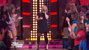 Vestido de Louis Vuitton con cuello estampado bordado usado por Kelly Clarkson en The Kelly Clarkson Show 2 de octubre de 2019