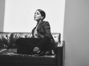 Le blazer rayé de Leïla Bekhti sur le compte Instagram de @leilabekhti