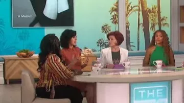 Cinq un Sept Khloe Crepe Blazer usado por Sharon Osbourne en The Talk octubre 2, 2019