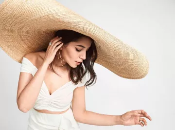 La capeline oversize Jacquemus de Leïla Bekhti sur le compte Instagram de @leilabekhti