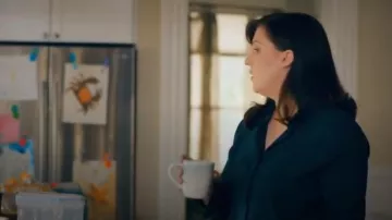 L'équipement Indispensable Chemisier de Soie dans l'Eden Vert porté par Jo (Allison Tolman) dans l'Émergence de la Saison 1 Épisode 2
