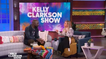 Altuzarra Chika Camisa de manga larga con estampado de tigre usada por Kelly Clarkson en The Kelly Clarkson Show 2 de octubre de 2019