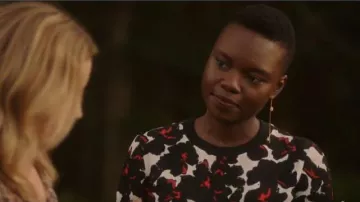 A. L. C. Blanc, de Noir et de Rouge Floral Blouse porté par Mina Okafor (Shaunette Renée Wilson) dans Le Résident Saison 03 Episode 01