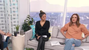 Ceremonia de apertura Rib Wool Cardigan con adornos de plumas usado por Erin Lim en E! Noticias octubre 2, 2019