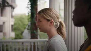 Madewell Gris T-shirt à Manches Courtes porté par Nicolette Nevin (Emily VanCamp) dans Le Résident Saison 3 Épisode 2