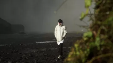 Le sweatshirt blanc avec un petit cœur de Justin bieber dans son clip I'll Show You