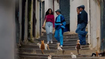 Le jean clair troué porté par Nedjma 'Papicha' (Lyna Khoudri) dans Papicha