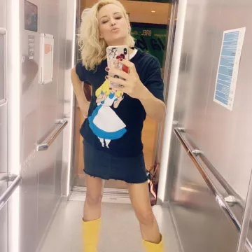 Le t-shirt Alice au Pays des Merveilles  porté par Élodie Gossuin  sur le compte Instagram de @elodiegossuin 