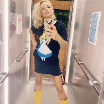 The t-shirt Alice in Wonderland worn by Élodie Gossuin on the account Instagram of @elodiegossuin 