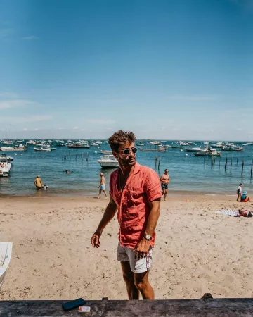 Camisa de playa de Raphaël Spezzotto-Simacourbe en la cuenta de Instagram de @rsimacourbe
