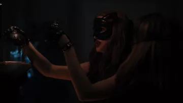 Les gants en cuir de Cheryl Blossom (Madelaine Petsch) dans Riverdale S03E09